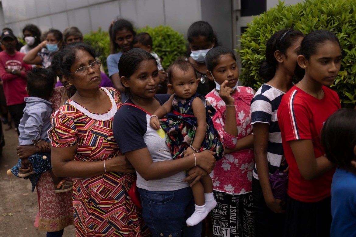 Люди В Очереди За Едой На Общественной Кухне В Коломбо, Шри-Ланка. Фото: Аль-Джазира.